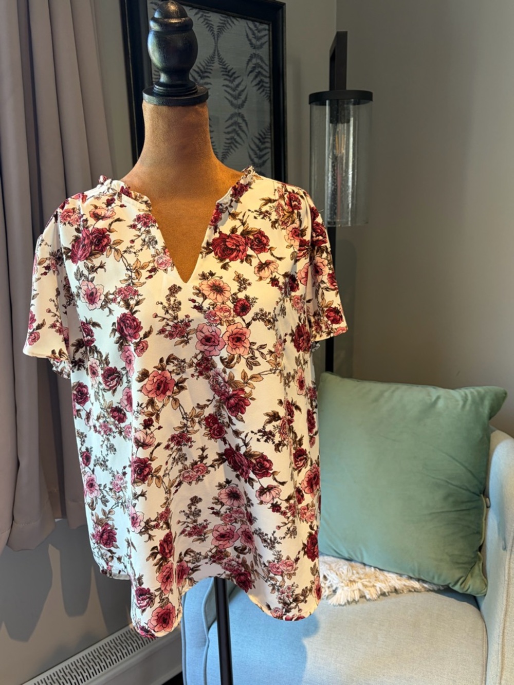 Hawthorn Floral V-Neck Short Sleeve Top - Cream with Rose Print